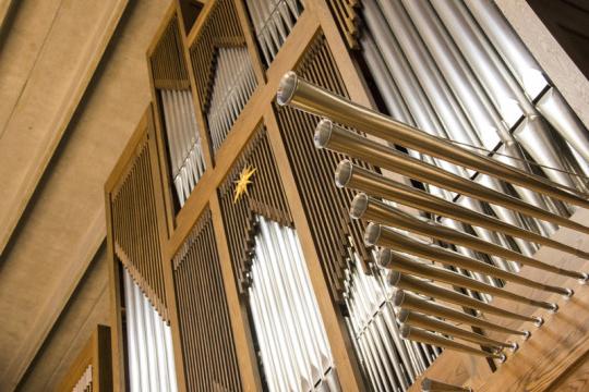 弗里奇纪念卡萨万特管风琴是中西部最好的追踪式管风琴之一.